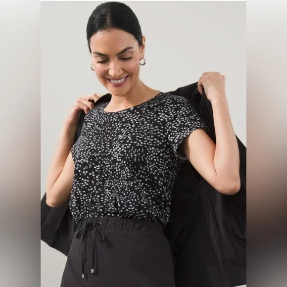 Chico’s | Zenergy Printed Shirttail Tee- Size M (1) - Picture 3 of 9